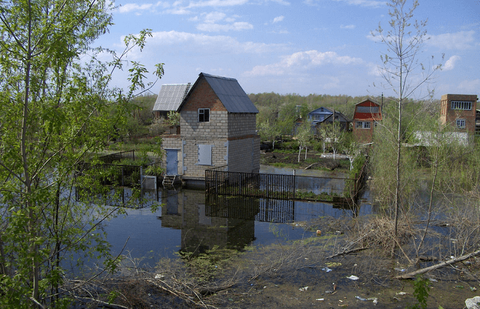 затопленый дом