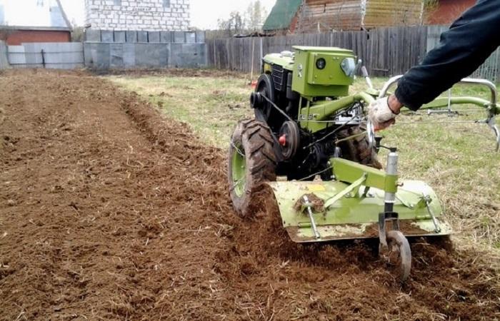 мотоблок в действии 